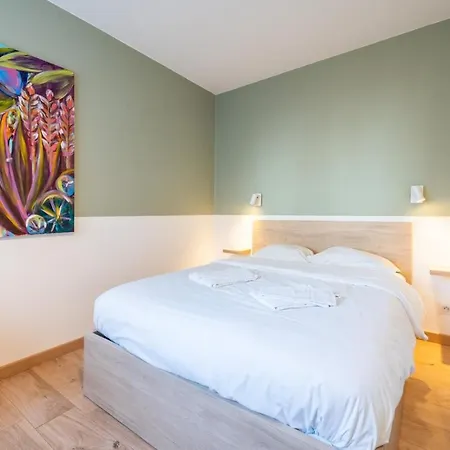 Daire Lambert Centre *